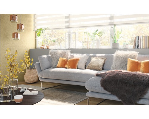 Wohnzimmer mit Sofa, Kissen, Tisch und Dekoration für eine gemütliche Atmosphäre