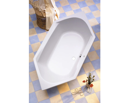 Eckbadewanne im Badezimmer mit Fliesenboden