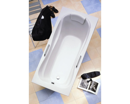 Weiße Badewanne mit Kopfstütze und Haltegriffen im Badezimmer.