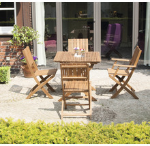 Gartenmöbelset mit Tisch und vier Stühlen auf einer Terrasse