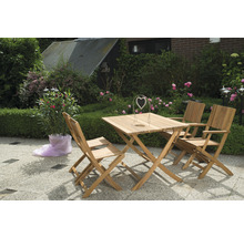 Gartenszene mit Holztisch und Holzstühlen auf einer Terrasse