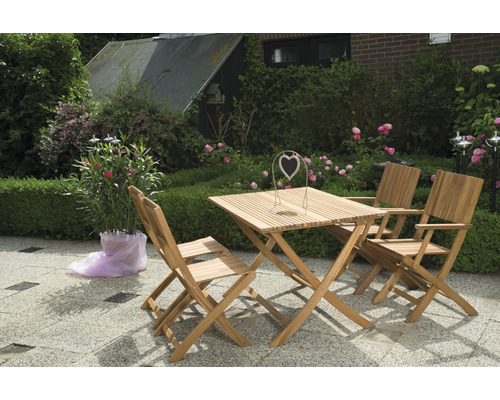 Gartenszene mit Holztisch und Holzstühlen auf einer Terrasse