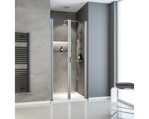 Moderne Badezimmerszene mit Duschkabine, Handtuchwärmer und Ablagemöbeln