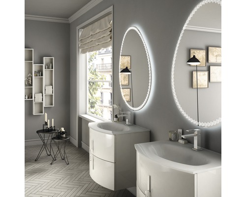 Badezimmer mit zwei Waschbeckenunterschränken und beleuchteten Spiegeln