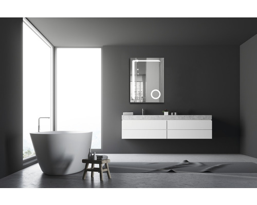 Badezimmer mit freistehender Badewanne, Waschtisch mit Spiegel und Beleuchtung