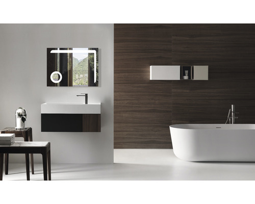 Modernes Badezimmer mit beleuchtetem Spiegel, Waschtisch und freistehender Badewanne