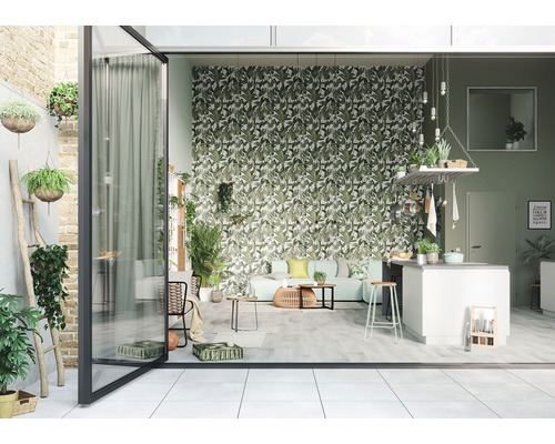 Heller Wohnbereich mit Pflanzenmuster Tapete, Pflanzen und Terrassentür