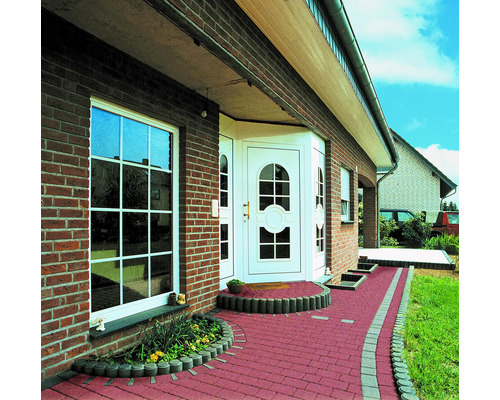 Außenansicht eines Hauses mit Ziegelmauerwerk, Fenster und Haustür