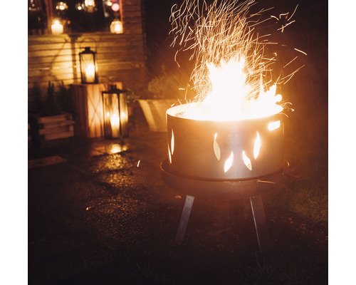 Brennende Feuerschale mit Aussparungen im Garten