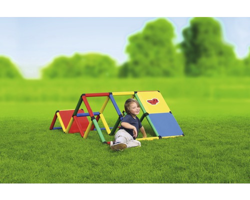 Kinderspielplatz mit bunten Elementen und einem Kind im Garten