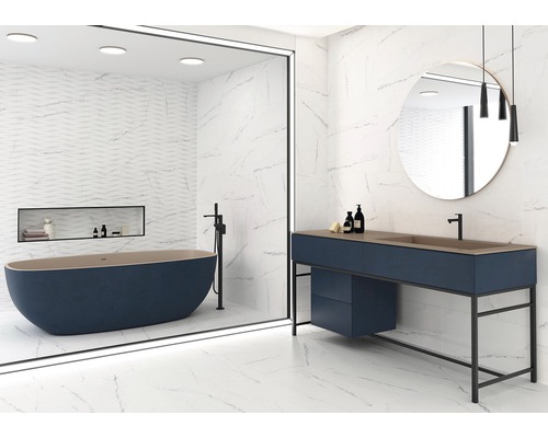 Modernes Badezimmer mit Badewanne, Waschtisch und Marmorfliesen