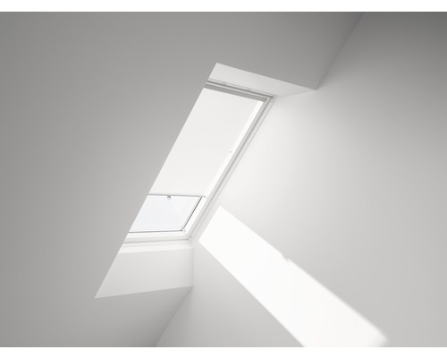 VELUX Sichtschutzrollo weiß manuell mit Haltekrallen RHL 100 1028 Dachfenster in einem weißen Raum mit Tageslicht