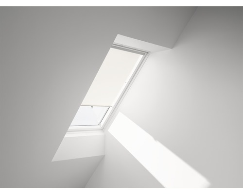 VELUX Sichtschutzrollo beige manuell mit Haltekrallen RHL 100 1086 Dachfenster mit Rollo in einem hellen Dachzimmer