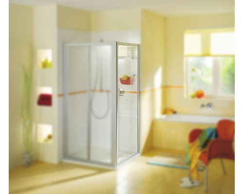 Badezimmer mit Duschkabine aus Glas und Aluminium