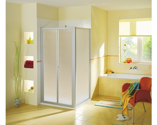 Helles Badezimmer mit Duschkabine, Badewanne und Fenster