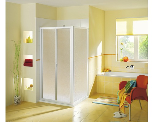 Helles Badezimmer mit Duschkabine, Badewanne und Fenster