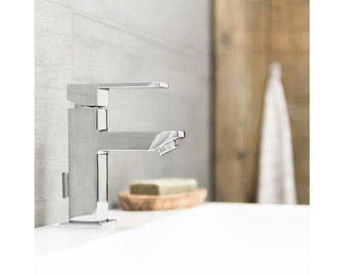 Moderne, eckige Waschtischarmatur aus Metall im Badezimmer.