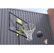 Basketballkorb mit Ball und Netz vor einer Wand