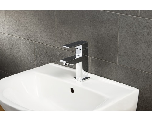 Waschbecken mit modernem Wasserhahn im Badezimmer