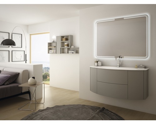 Modernes Badezimmer mit Waschtisch, Spiegel und Ablagefächern.