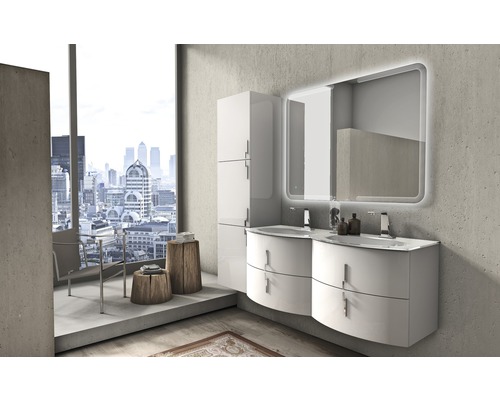 Modernes Badezimmer mit Waschtisch, Spiegelschrank und Hochschrank vor Fenster mit Stadtansicht.