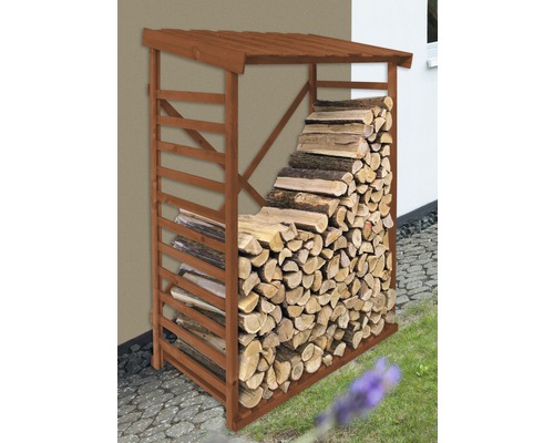 Holzlager aus Holz mit Brennholz gefüllt