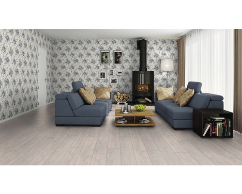 Wohnzimmer mit Sofa, Kamin und Holzboden