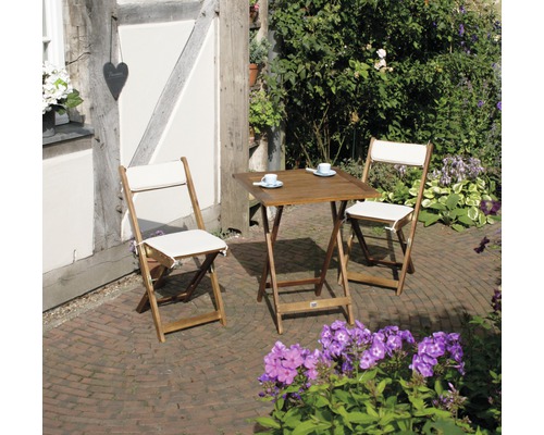 Gartenszene mit Holztisch und zwei Holzstühlen mit Polsterauflagen