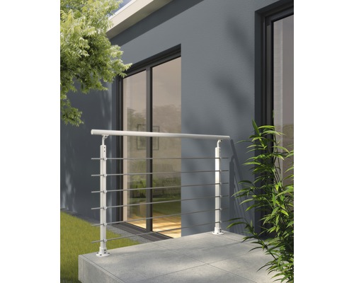 Balkon mit Geländer aus Edelstahl und weißen Pfosten