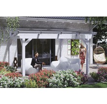 Szene einer hellen Terrasse mit Terrassenüberdachung, Sitzsäcken und einer Hängevorrichtung
