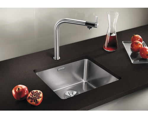 Edelstahlspüle mit Wasserhahn in einer modernen Küche