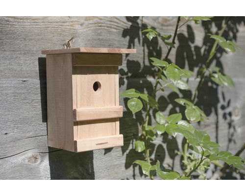Holz-Vogelhaus an einer Wand montiert