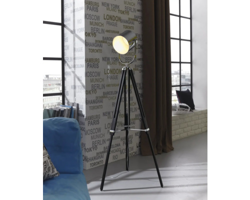 Stehleuchte mit Stativbeinen im Wohnzimmer