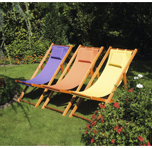 Drei Holzliegestühle mit Stoffbezug im Garten