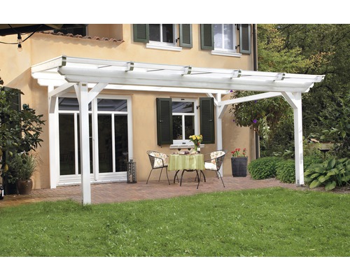Weiße Holzpergola mit Sitzgruppe auf einer Terrasse