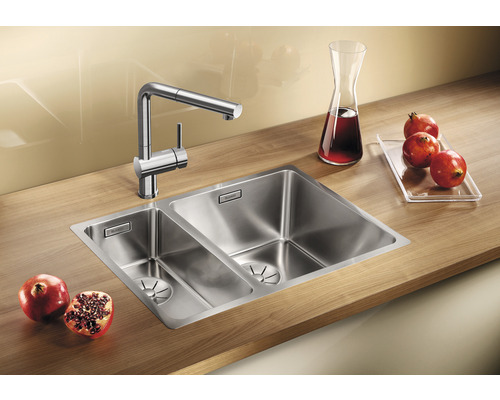 Spüle mit zwei Becken und Armatur auf einer Arbeitsplatte