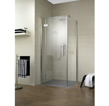 Badezimmer mit Duschkabine aus Glas und Handtüchern