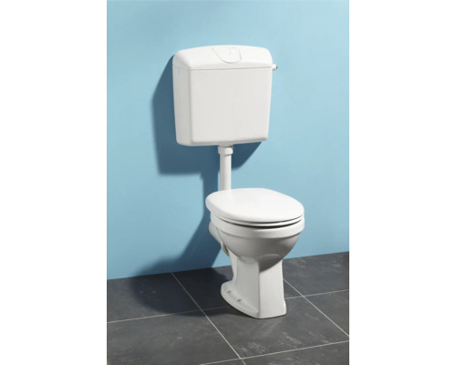 Weißes Stand-WC mit Aufputzspülkasten