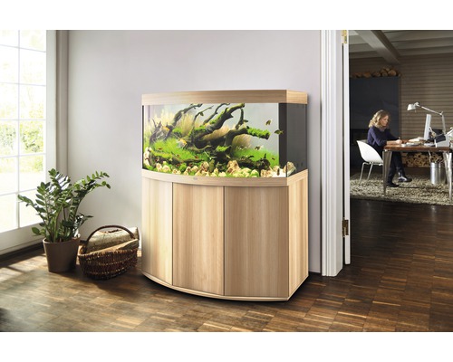 Eingerichtetes Aquarium mit Unterschrank im Wohnzimmer