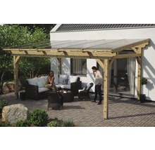 Holzterrasse mit Überdachung, Sitzgruppe und zwei Personen