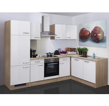 Komplette Küchenzeile mit Hochschrank, Hängeschränken und Einbaugeräten.
