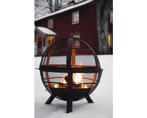 Feuerstelle mit kugelförmigem Design und Feuerschale im Wintergarten.