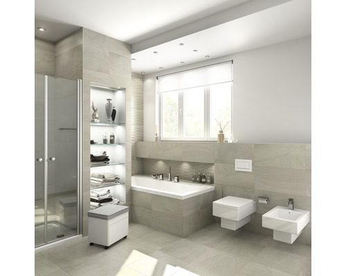 Modernes Badezimmer mit Dusche, Badewanne, Toilette und Waschbecken sowie Regalen