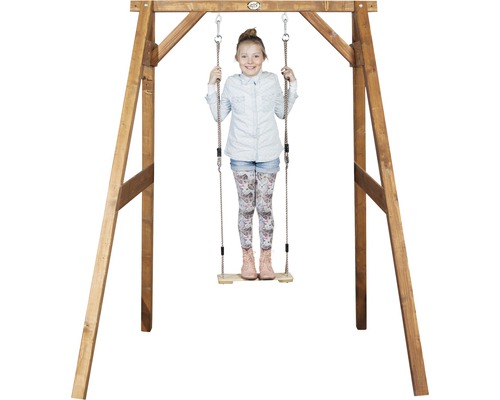 Holzschaukelgerüst mit einem Mädchen auf der Schaukel
