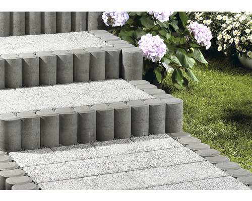 Treppe aus Betonpflastersteinen im Garten