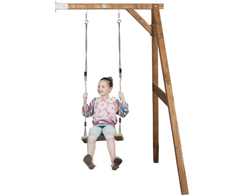 Holzschaukel mit Mädchen auf dem Schaukelsitz