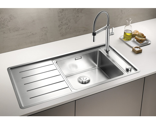 Spüle aus Edelstahl mit Abtropffläche und Armatur