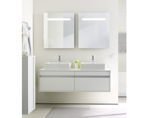 Badezimmer mit Doppelwaschtisch, Unterschrank, zwei Spiegeln mit Beleuchtung und Hochschrank