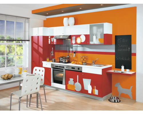 Helle Küche mit Küchenmöbeln in Weiß und Rot, Esstisch mit Stühlen und Dekoration.