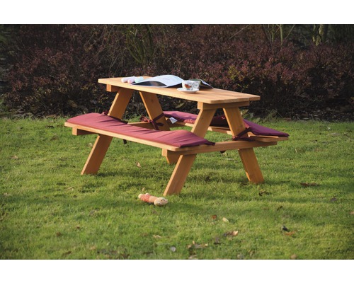 Holz-Picknicktisch mit Kissen im Garten